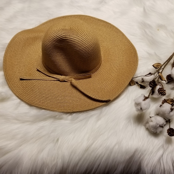 Forever 21 Accessories - Super classy Forever 21 sun hat